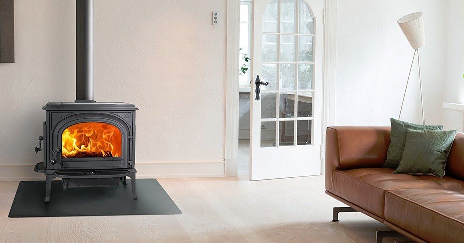 Calienta tu hogar con elegancia y eficiencia con la estufa de leña JØTUL F 500 de Jøtul